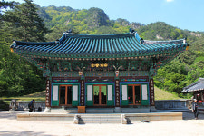 하늘과 맞닿은 자리, 절벽 위에 선 부처