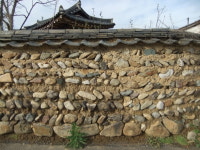 흙담과 골목길, 정겨움과 여유가 담겨 있다