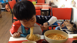 라면 먹는 아들 모습 뭉클... 이보다 좋을 수 없다