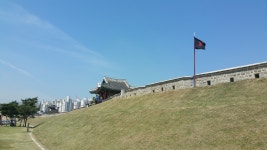 수원화성 성벽에 나부끼는 깃발의 의미