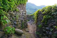 이 마을엔 웬만하면 구멍 하나씩 있다