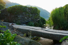 이 마을엔 웬만하면 구멍 하나씩 있다