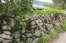 육지의 제주도라더니... 아름다운 돌담길