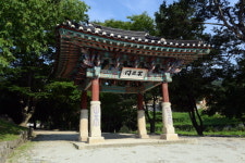 잘못 왔나? 절에 왔더니 군인이 가로막네