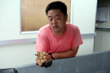 더 큰 개농장이 온다 어느 포도마을의 시름