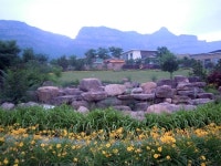 대변기 세 개가 덩그러니, 얼굴이 화끈거렸다