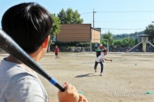 운동장에 국기가 3개, 이 초등학교가 궁금하다