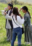 나르샤수(NarshaSoo) | [오마이포토] '육룡이 나르샤' 신세경-유아인, 놓을 수 없는 대본!