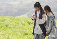 나르샤수(NarshaSoo) | [오마이포토] '육룡이 나르샤' 신세경-유아인, 놓을 수 없는 대본!