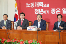 귀족노조만 귀 닫아 vs. 정부 개입에 파국
