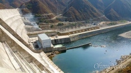 북한 발전소 가보니, 눈에 띄는 어떤 구호