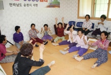 집 놔두고 경로당에서 사는 어르신들 행복해요