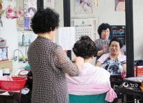 대야에 머리 감겨주는 미용실, 잘 될까 싶었는데