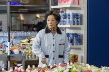 마트 계산대에서 물 마시면 큰일 납니다