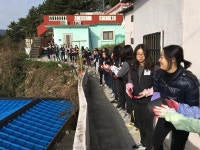 산동네에 줄지어선 아이들이 트로트 부른 이유