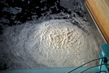 거품 둥둥 1km 넘게 하얗게 뒤덮인 공주보 하류