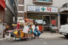 색동재킷 입고 구루마 끄는 가수의 이단옆차기