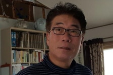 33년을 변치 않은 그의 시는 "굵은 의리의 칼"