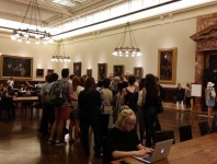 박스 대충 쌓아놓은 듯, 무슨 빌딩일까