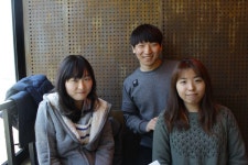 고요한 새벽 편의점, 엄숙한 기분까지 들었다