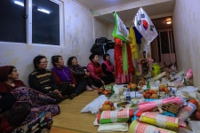 여기, 용왕님께 세배 올리는 사람들이 있습니다