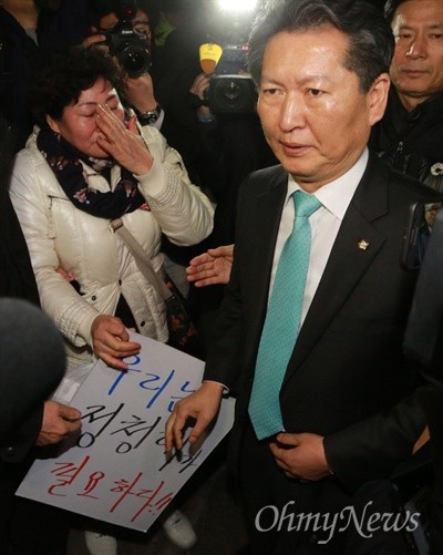 정청래 의원, 노무현 전 대통령 묘소 찾아 눈물 터뜨리며 잘 하겠습니다 속삭이다