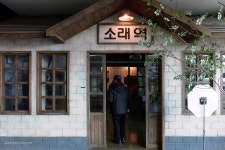 경찰이 말 타고 순찰 도는 곳, 여기저기서 찰칵