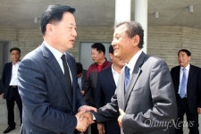 김포갑 김두관 당선인, 노무현 묘역 참배