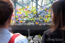 [사진] 여자라서... 강남역 10번출구 뒤덮은 슬픔