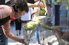 [사진] 여자라서... 강남역 10번출구 뒤덮은 슬픔
