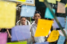 [오마이포토] 묻지마 살인 피해 여성 추모하는 강남역