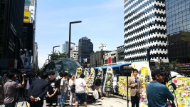 댓글만 달지 말고 강남역 10번 출구에 가보세요