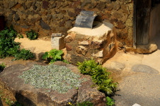 옆집 굶고 있으니, 연기 새나가지 않도록!