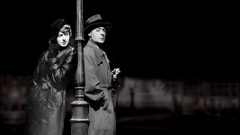 파리 유적지 앞에 오줌 개천이라니...