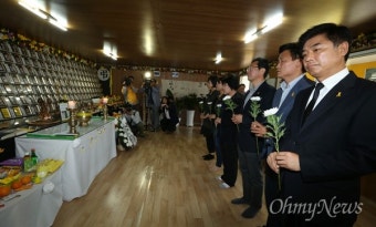 더민주 초선 22명, 세월호 현장에서 '눈물'  