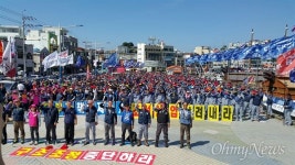 노동자들 땡볕에 조선업 일방적 구조조정 저지 외쳐