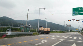 [모이] 아슬아슬한 트럭 적재물, 이건 아니잖아요