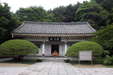 개, 돼지와 고위관리를 한 사당에 모시다