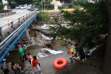 숯불에 촌닭 촤아악... 지나칠 수 없는 맛