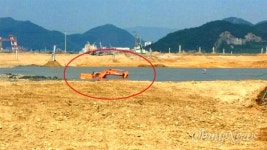 매립지중기모터스 | 마산해양신도시 매립현장서 중장비 2대 뻘 속으로
