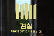 [사진] 롯데2인자 소환 기다리던 취재진, 자살 소식에 혼란에 빠졌다
