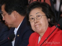 [오마이포토] 이은재 의원님, 주먹 날리시는 겁니까