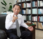감시하던 형사와 술친구 되고... 고은의 삶