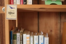북카페에서는 안 하고, 동네책방에서는 하더라