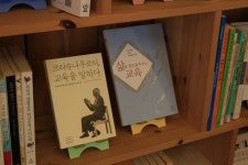 북카페에서는 안 하고, 동네책방에서는 하더라