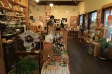 북카페에서는 안 하고, 동네책방에서는 하더라