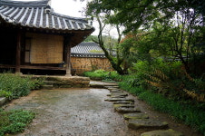 넘어오기 쉽게 대문을 사다리처럼 만든 이유