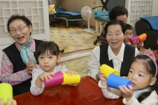 경로당에서 까르르 아이 소리, 무슨 일일까