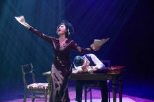 원고 불태운 문학인들... 권력 입맛에 맞추긴 싫어