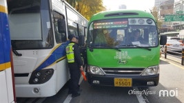 경찰 차벽이 막아버린 버스정류소, 시민들은 불편